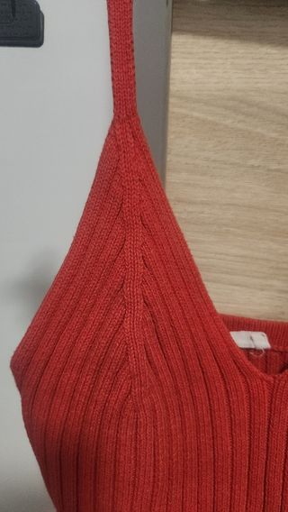 Top rojo de tirantes