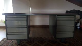 Mesa de oficina antigua de metal muy resistente