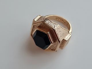 Anillo Uterqüe dorado con piedra negra