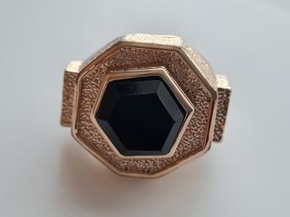 Anillo Uterqüe dorado con piedra negra