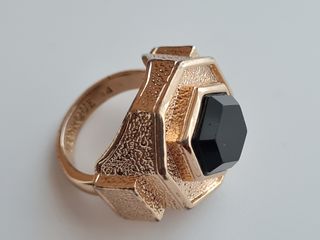 Anillo Uterqüe dorado con piedra negra
