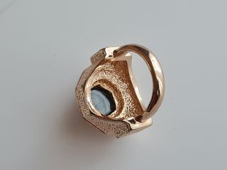 Anillo Uterqüe dorado con piedra negra