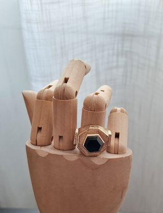 Anillo Uterqüe dorado con piedra negra