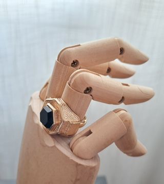 Anillo Uterqüe dorado con piedra negra