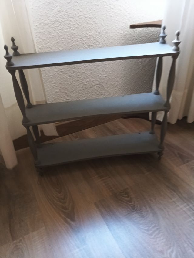 Estantería gris de madera