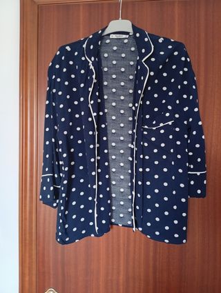 Blusa azul con lunares en color blanco 