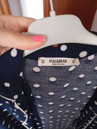 Blusa azul con lunares en color blanco 