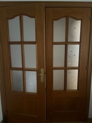 Puerta interior doble de madera con cristal