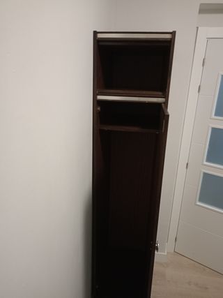 Armario de madera marrón