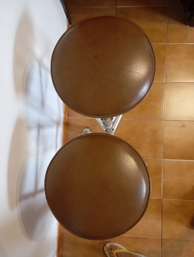 Taburetes altos de cuero y metal