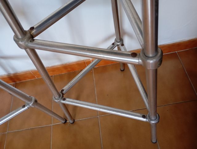 Taburetes altos de cuero y metal