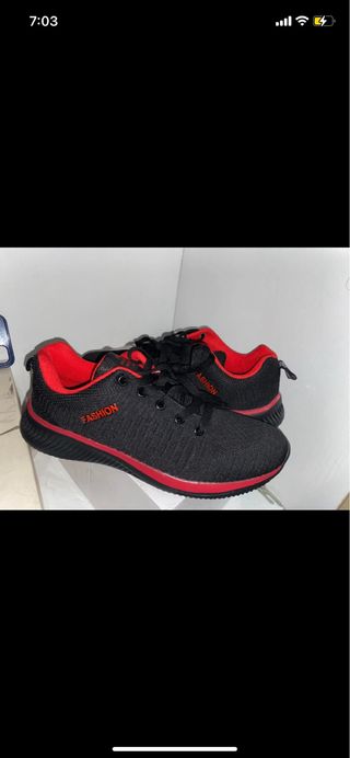 Zapatillas deportivas negras con detalles rojos