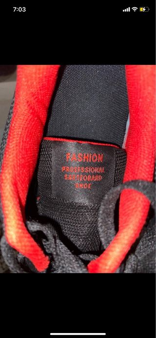 Zapatillas deportivas negras con detalles rojos
