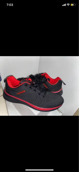 Zapatillas deportivas negras con detalles rojos