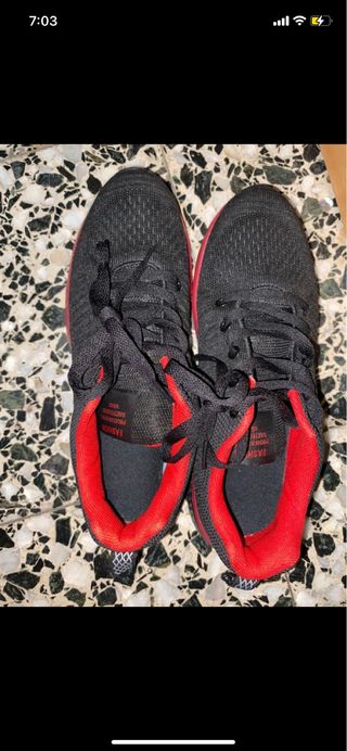 Zapatillas deportivas negras con detalles rojos