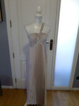 Vestido largo beige para ocasiones especiales