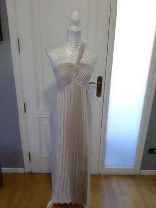 Vestido largo beige para ocasiones especiales