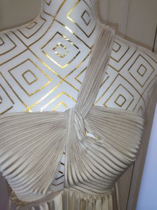 Vestido largo beige para ocasiones especiales