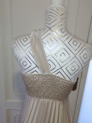 Vestido largo beige para ocasiones especiales
