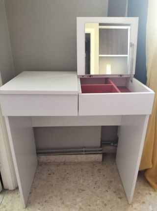 Tocador blanco con espejo y cajones