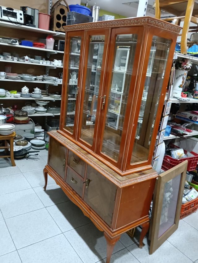 Vitrina de madera con puertas de cristal