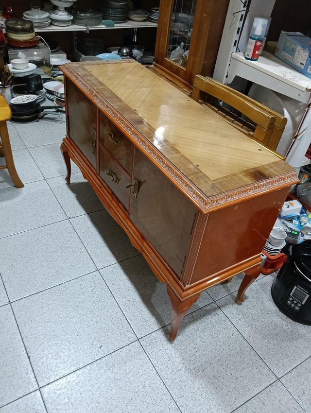 Vitrina de madera con puertas de cristal