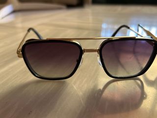 Gafas de sol doradas y negras