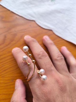 Anillo ajustable con perlas de bisutería. 