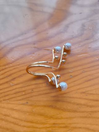 Anillo ajustable con perlas de bisutería. 