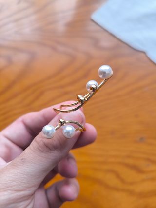 Anillo ajustable con perlas de bisutería. 