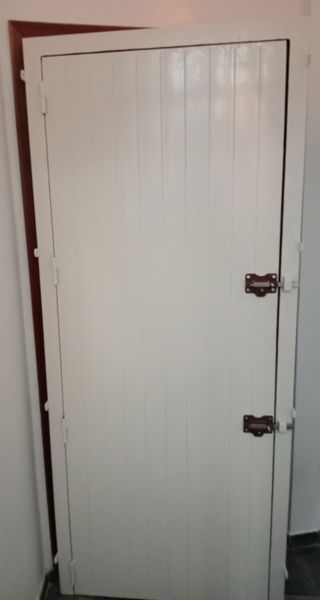 Puerta  exterior de hierro, acero.