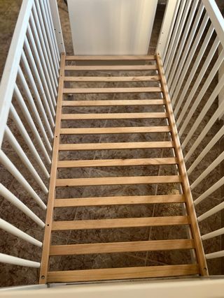 Cuna de madera con colchón