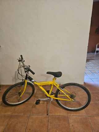 Bicicleta juvenil amarilla