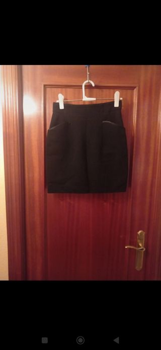Falda corta negra ,talla 38/40.De pura lana virgen