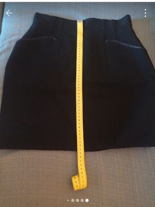 Falda corta negra ,talla 38/40.De pura lana virgen