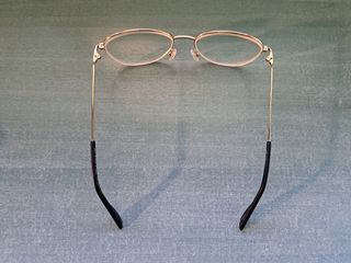 Gafas de ver graduadas doradas.