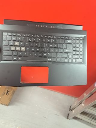 Teclado portátil negro y plateado