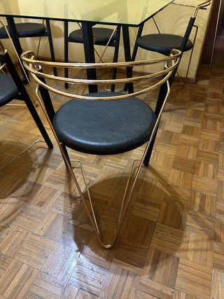 Mesa de comedor de cristal y metal