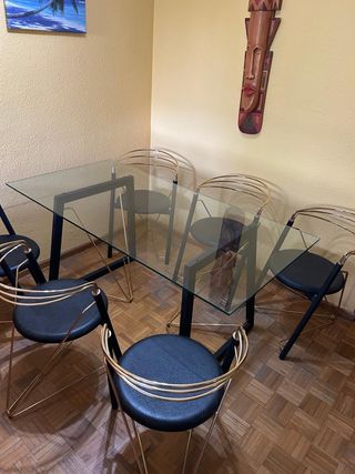 Mesa de comedor de cristal y metal