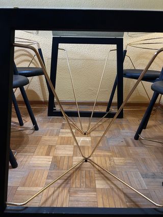 Mesa de comedor de cristal y metal