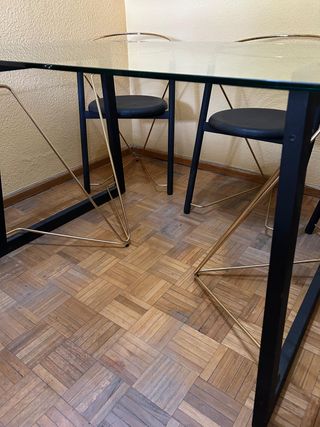 Mesa de comedor de cristal y metal