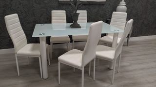Mesa de cristal con 6 sillas blancas