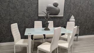 Mesa de cristal con 6 sillas blancas