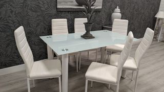 Mesa de cristal con 6 sillas blancas