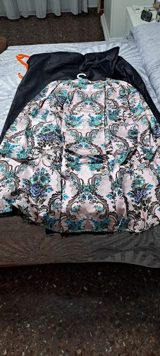 Traje de fallera rosa sin delantal  y corpiño .
