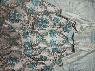 Traje de fallera rosa sin delantal  y corpiño .