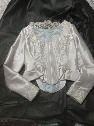 Traje de fallera rosa sin delantal  y corpiño .