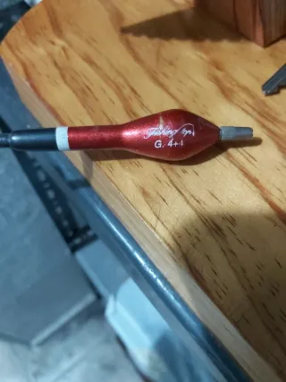 Caja con Accesorios de Pesca: Señuelos y boyas