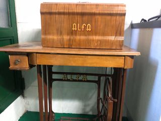 Máquina de coser antigua Alfa