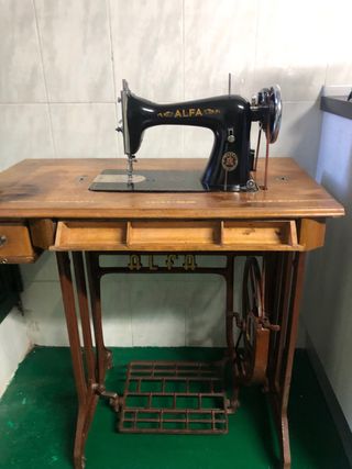 Máquina de coser antigua Alfa